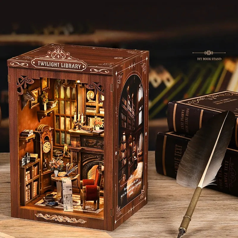 Book Nook - Twilight Library, un kit créatif pour construire un diorama miniature. Parfait pour décorer une bibliothèque ou comme cadeau original pour un amoureux des livres. Par Nookette.