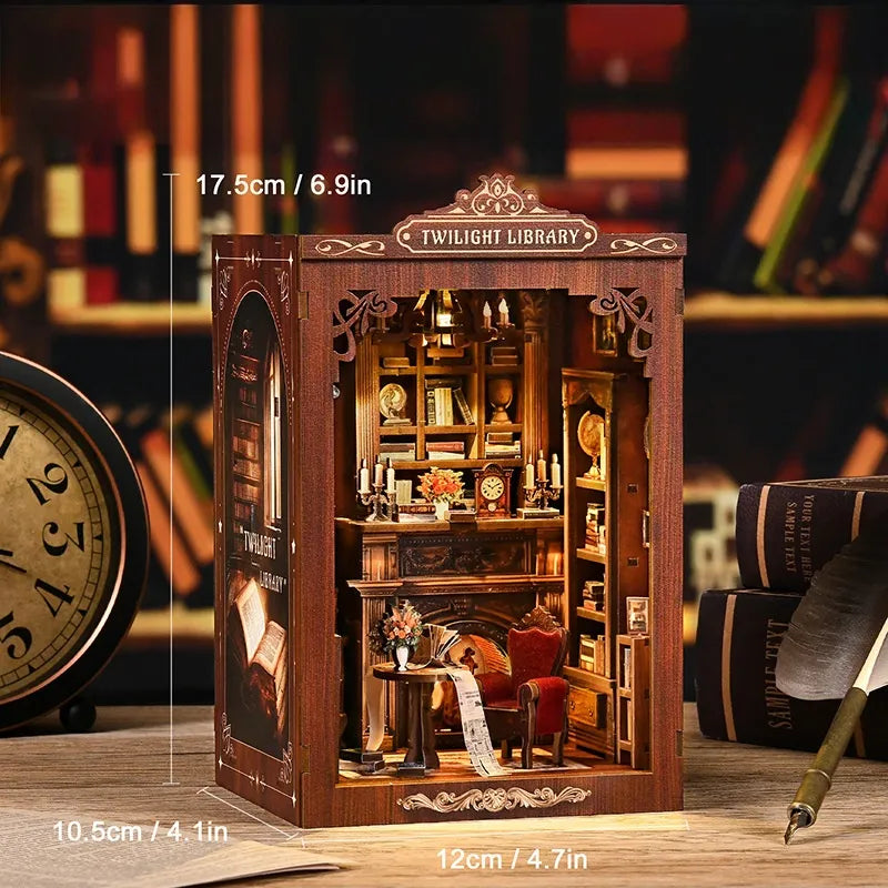 Book Nook - Twilight Library, un kit créatif pour construire un diorama miniature. Parfait pour décorer une bibliothèque ou comme cadeau original pour un amoureux des livres. Par Nookette.
