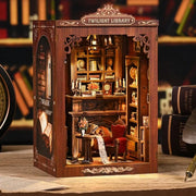 Book Nook - Twilight Library, un kit créatif pour construire un diorama miniature. Parfait pour décorer une bibliothèque ou comme cadeau original pour un amoureux des livres. Par Nookette.