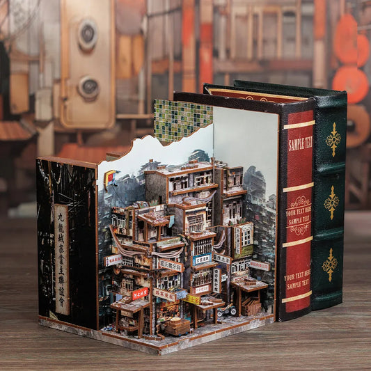 Book Nook - Twilight of the Warriors: Walled In, un kit créatif pour construire un diorama miniature. Parfait pour décorer une bibliothèque ou comme cadeau original pour un amoureux des livres. Par Nookette.