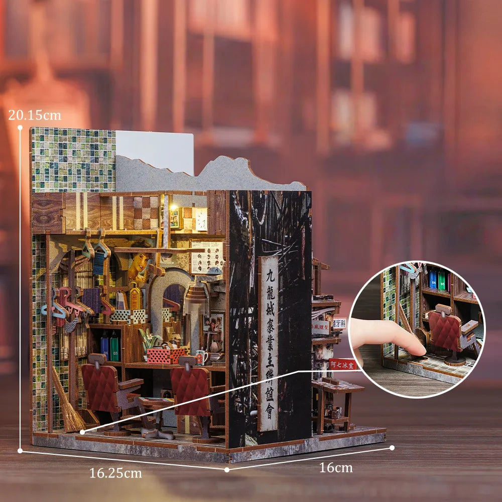 Book Nook - Twilight of the Warriors: Walled In, un kit créatif pour construire un diorama miniature. Parfait pour décorer une bibliothèque ou comme cadeau original pour un amoureux des livres. Par Nookette.