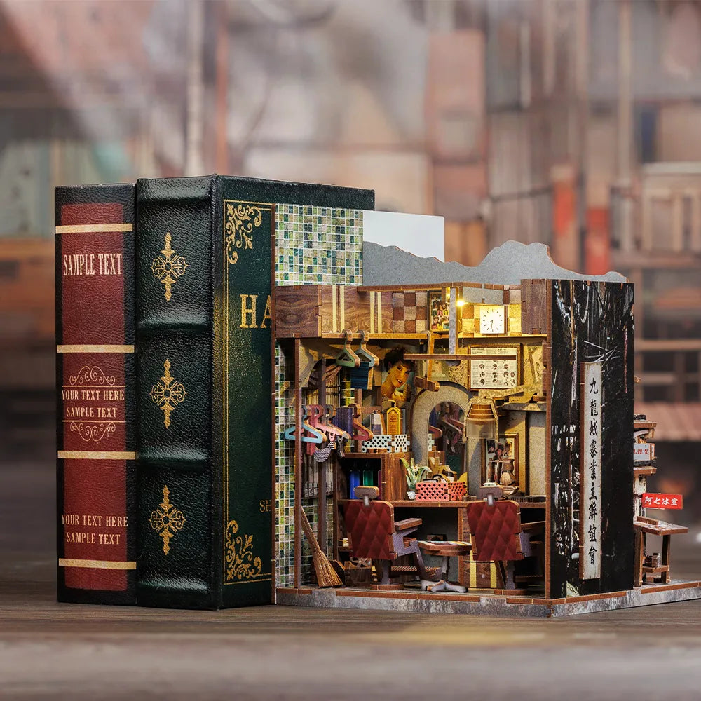 Book Nook - Twilight of the Warriors: Walled In, un kit créatif pour construire un diorama miniature. Parfait pour décorer une bibliothèque ou comme cadeau original pour un amoureux des livres. Par Nookette.