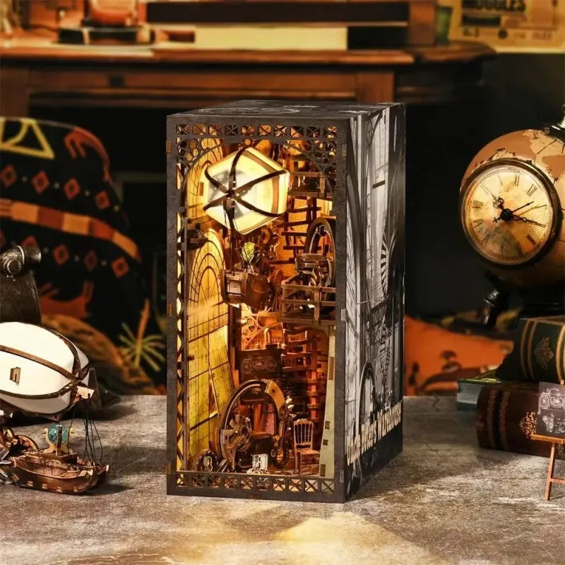 Book Nook - Uncle Peter’s Warehouse, un kit créatif pour construire un diorama miniature. Parfait pour décorer une bibliothèque ou comme cadeau original pour un amoureux des livres. Par Nookette.