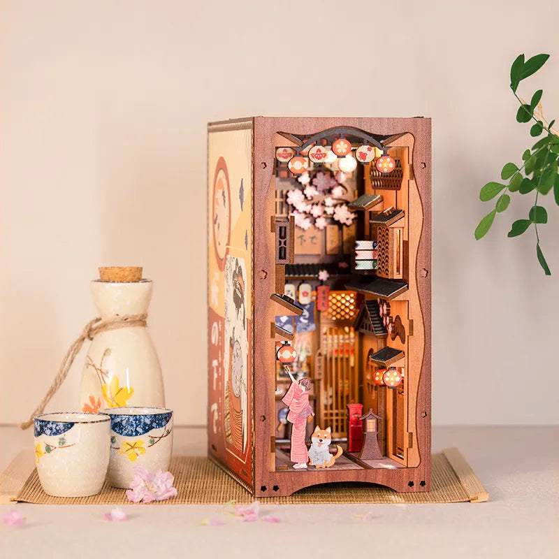 Book Nook - Under The Sakura Tree, un kit créatif pour construire un diorama miniature. Parfait pour décorer une bibliothèque ou comme cadeau original pour un amoureux des livres. Par Nookette.