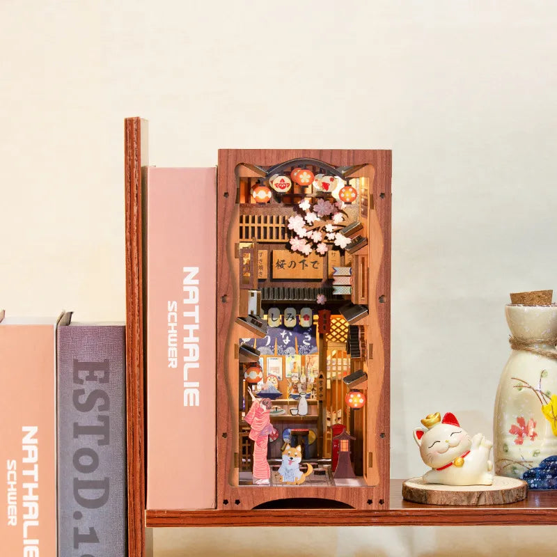 Book Nook - Under The Sakura Tree, un kit créatif pour construire un diorama miniature. Parfait pour décorer une bibliothèque ou comme cadeau original pour un amoureux des livres. Par Nookette.