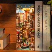 Book Nook - Venetian Dreams, un kit créatif pour construire un diorama miniature. Parfait pour décorer une bibliothèque ou comme cadeau original pour un amoureux des livres. Par Nookette.