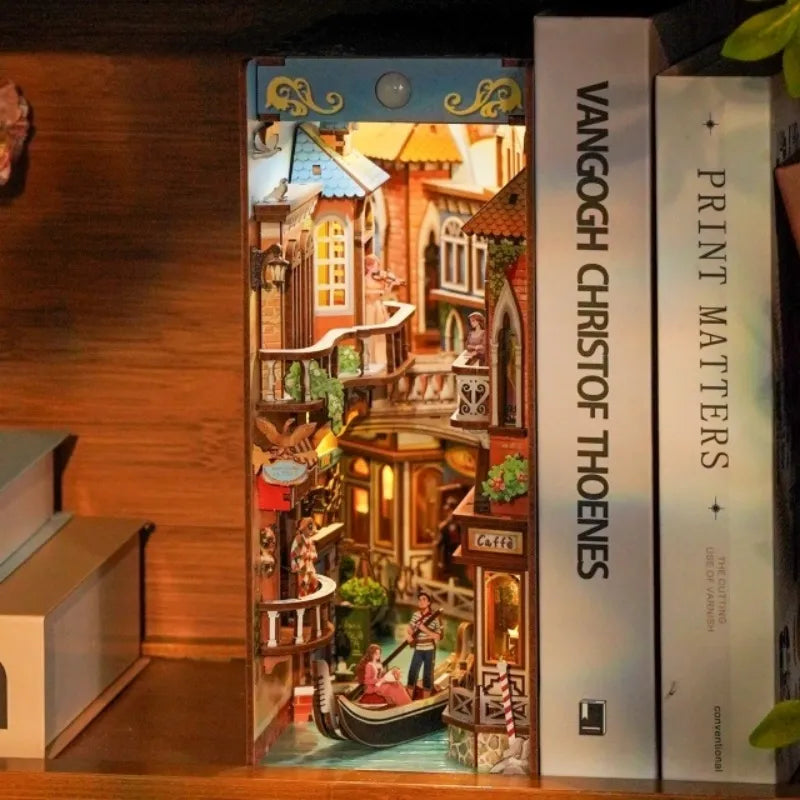 Book Nook - Venetian Dreams, un kit créatif pour construire un diorama miniature. Parfait pour décorer une bibliothèque ou comme cadeau original pour un amoureux des livres. Par Nookette.