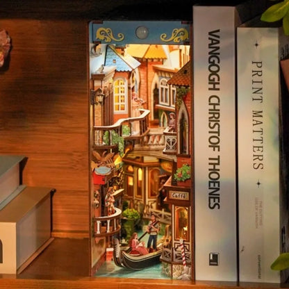 Book Nook - Venetian Dreams, un kit créatif pour construire un diorama miniature. Parfait pour décorer une bibliothèque ou comme cadeau original pour un amoureux des livres. Par Nookette.