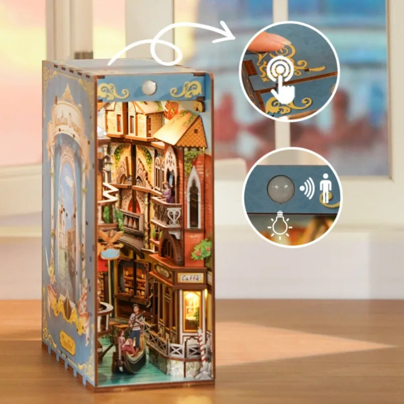 Book Nook - Venetian Dreams, un kit créatif pour construire un diorama miniature. Parfait pour décorer une bibliothèque ou comme cadeau original pour un amoureux des livres. Par Nookette.