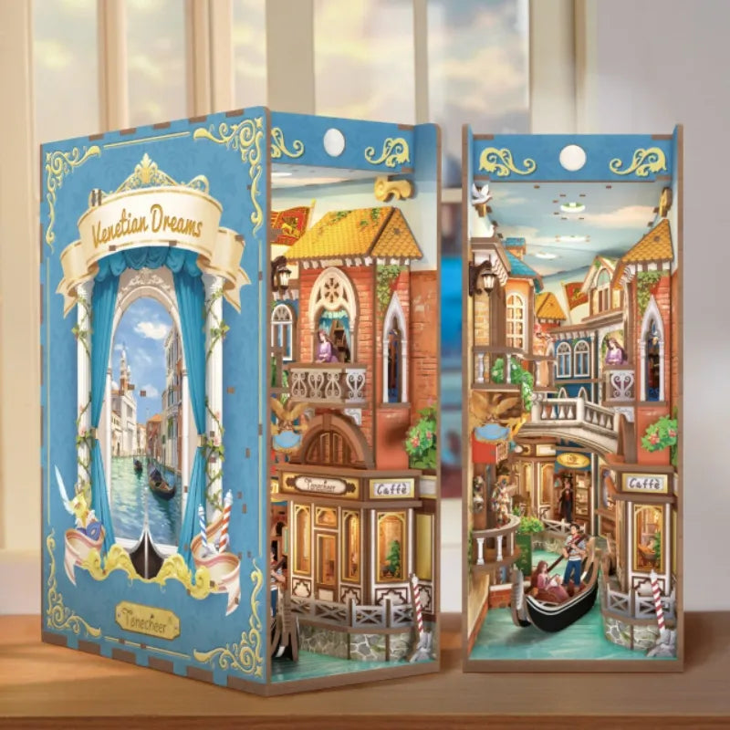 Book Nook - Venetian Dreams, un kit créatif pour construire un diorama miniature. Parfait pour décorer une bibliothèque ou comme cadeau original pour un amoureux des livres. Par Nookette.