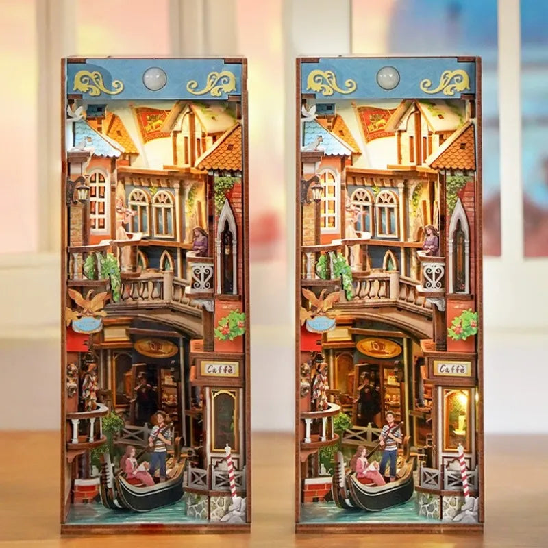 Book Nook - Venetian Dreams, un kit créatif pour construire un diorama miniature. Parfait pour décorer une bibliothèque ou comme cadeau original pour un amoureux des livres. Par Nookette.