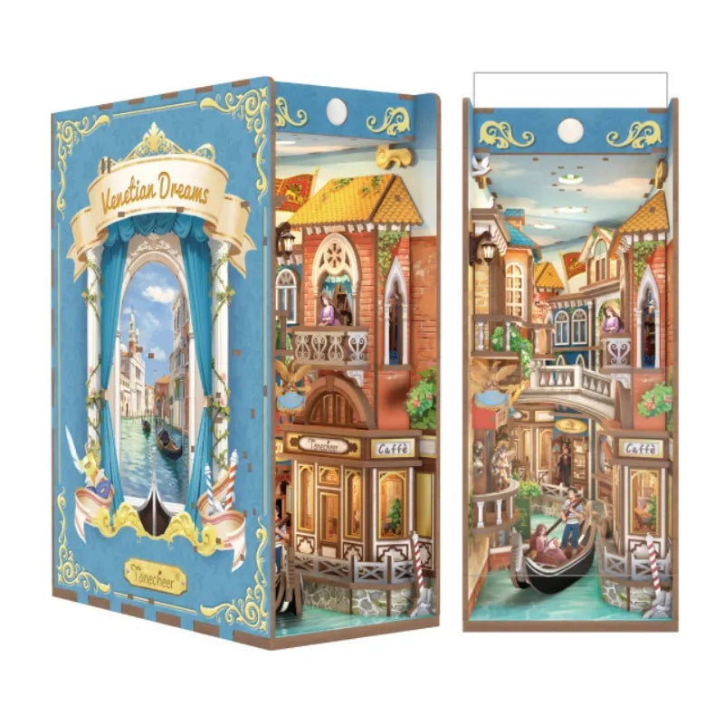 Book Nook - Venetian Dreams, un kit créatif pour construire un diorama miniature. Parfait pour décorer une bibliothèque ou comme cadeau original pour un amoureux des livres. Par Nookette.