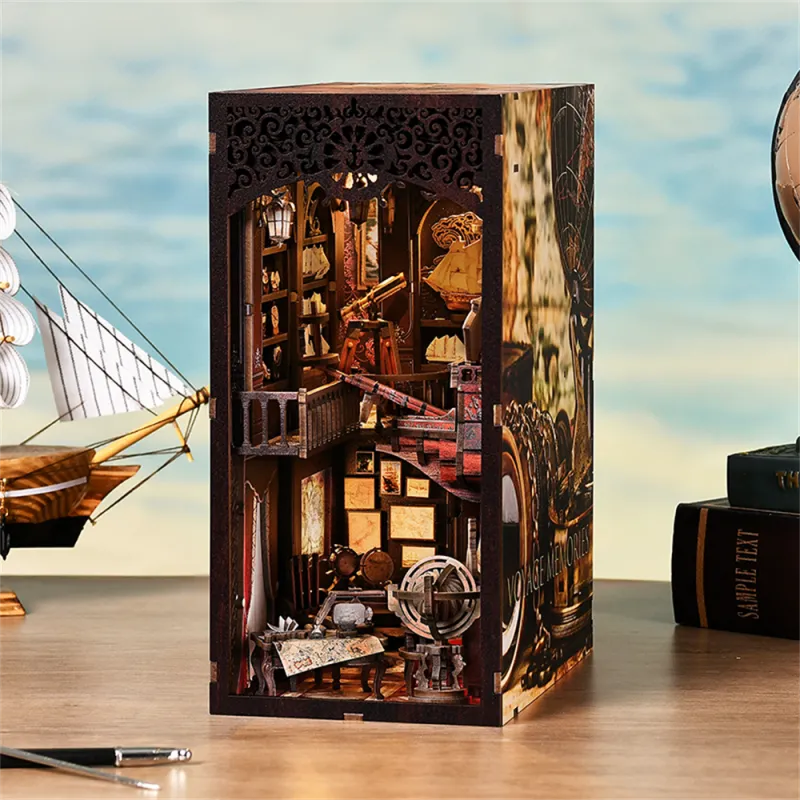 Book Nook - Voyage Memories, un kit créatif pour construire un diorama miniature. Parfait pour décorer une bibliothèque ou comme cadeau original pour un amoureux des livres. Par Nookette.