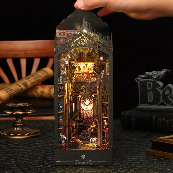 Book Nook - William Castle, un kit créatif pour construire un diorama miniature. Parfait pour décorer une bibliothèque ou comme cadeau original pour un amoureux des livres. Par Nookette.