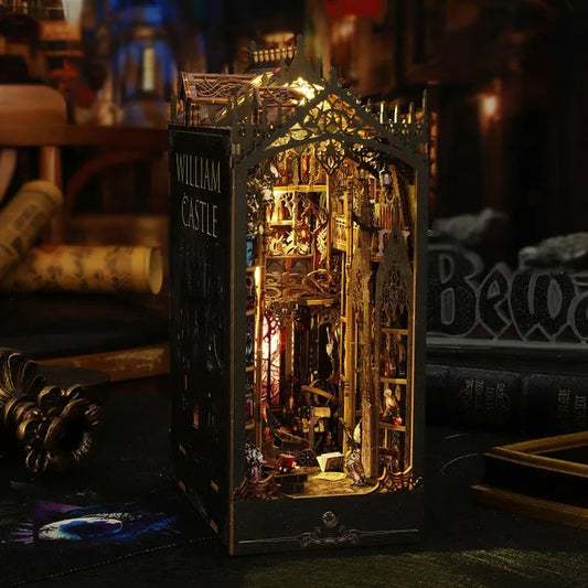 Book Nook - William Castle, un kit créatif pour construire un diorama miniature. Parfait pour décorer une bibliothèque ou comme cadeau original pour un amoureux des livres. Par Nookette.