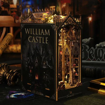 Book Nook - William Castle, un kit créatif pour construire un diorama miniature. Parfait pour décorer une bibliothèque ou comme cadeau original pour un amoureux des livres. Par Nookette.