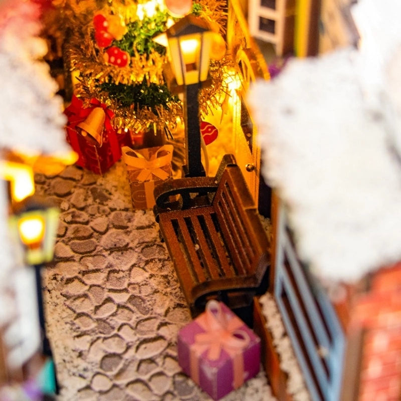 Book Nook - Winter Of Christmas, un kit créatif pour construire un diorama miniature. Parfait pour décorer une bibliothèque ou comme cadeau original pour un amoureux des livres. Par Nookette.