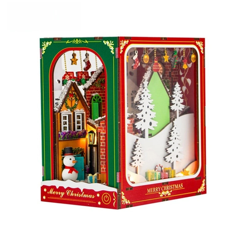 Book Nook - Winter Of Christmas, un kit créatif pour construire un diorama miniature. Parfait pour décorer une bibliothèque ou comme cadeau original pour un amoureux des livres. Par Nookette.