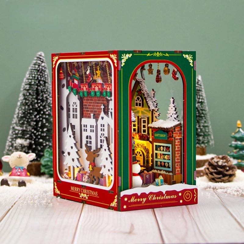 Book Nook - Winter Of Christmas, un kit créatif pour construire un diorama miniature. Parfait pour décorer une bibliothèque ou comme cadeau original pour un amoureux des livres. Par Nookette.