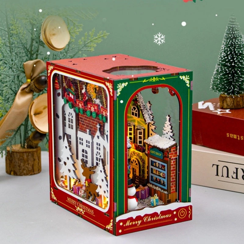 Book Nook - Winter Of Christmas, un kit créatif pour construire un diorama miniature. Parfait pour décorer une bibliothèque ou comme cadeau original pour un amoureux des livres. Par Nookette.