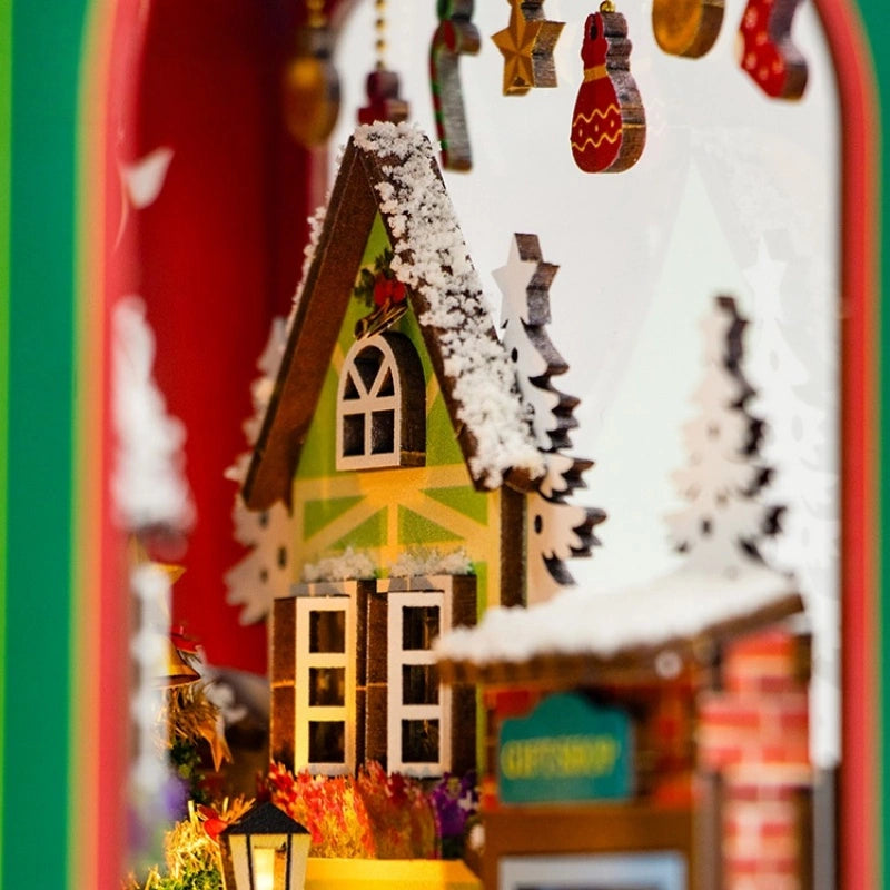Book Nook - Winter Of Christmas, un kit créatif pour construire un diorama miniature. Parfait pour décorer une bibliothèque ou comme cadeau original pour un amoureux des livres. Par Nookette.