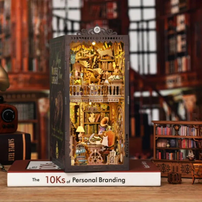 Book Nook - Wonder Library, un kit créatif pour construire un diorama miniature. Parfait pour décorer une bibliothèque ou comme cadeau original pour un amoureux des livres. Par Nookette.