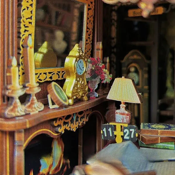 Le manteau de la cheminée est décoré de nombreuses petites œuvres d'art