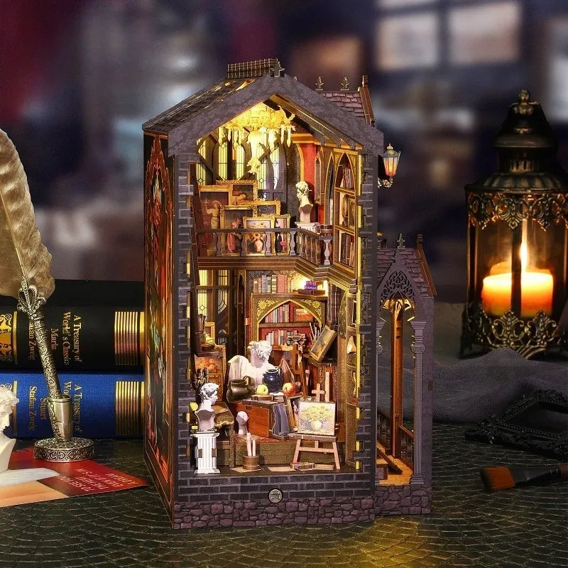 Book Nook - Wonder Studio, un kit créatif pour construire un diorama miniature. Parfait pour décorer une bibliothèque ou comme cadeau original pour un amoureux des livres. Par Nookette.