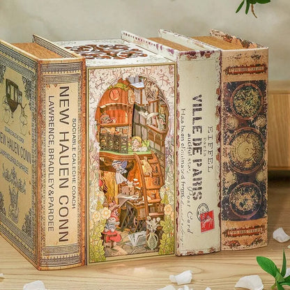 Book Nooks - Elves Paradise, un kit créatif pour construire un diorama miniature. Parfait pour décorer une bibliothèque ou comme cadeau original pour un amoureux des livres. Par Nookette.