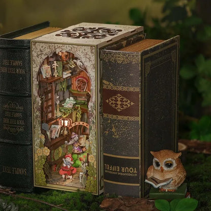 Book Nooks - Elves Paradise, un kit créatif pour construire un diorama miniature. Parfait pour décorer une bibliothèque ou comme cadeau original pour un amoureux des livres. Par Nookette.