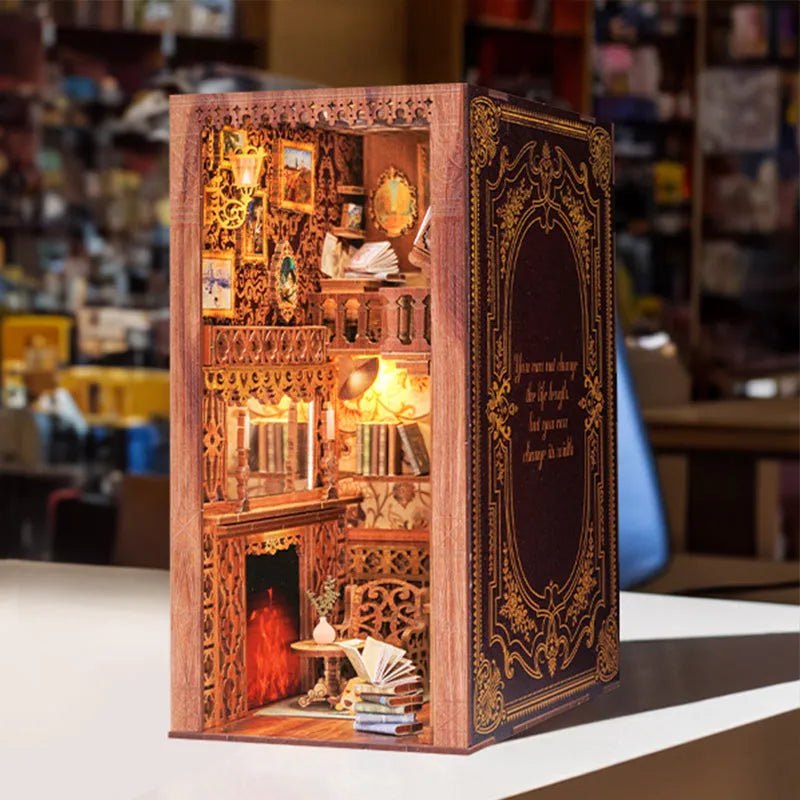 Book Nook - Eternal Bookstore, un kit créatif pour construire un diorama miniature. Parfait pour décorer une bibliothèque ou comme cadeau original pour un amoureux des livres. Par Nookette.