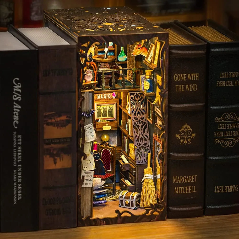 Book Nook - Magic Pharmacist, un kit créatif pour construire un diorama miniature. Parfait pour décorer une bibliothèque ou comme cadeau original pour un amoureux des livres. Par Nookette.