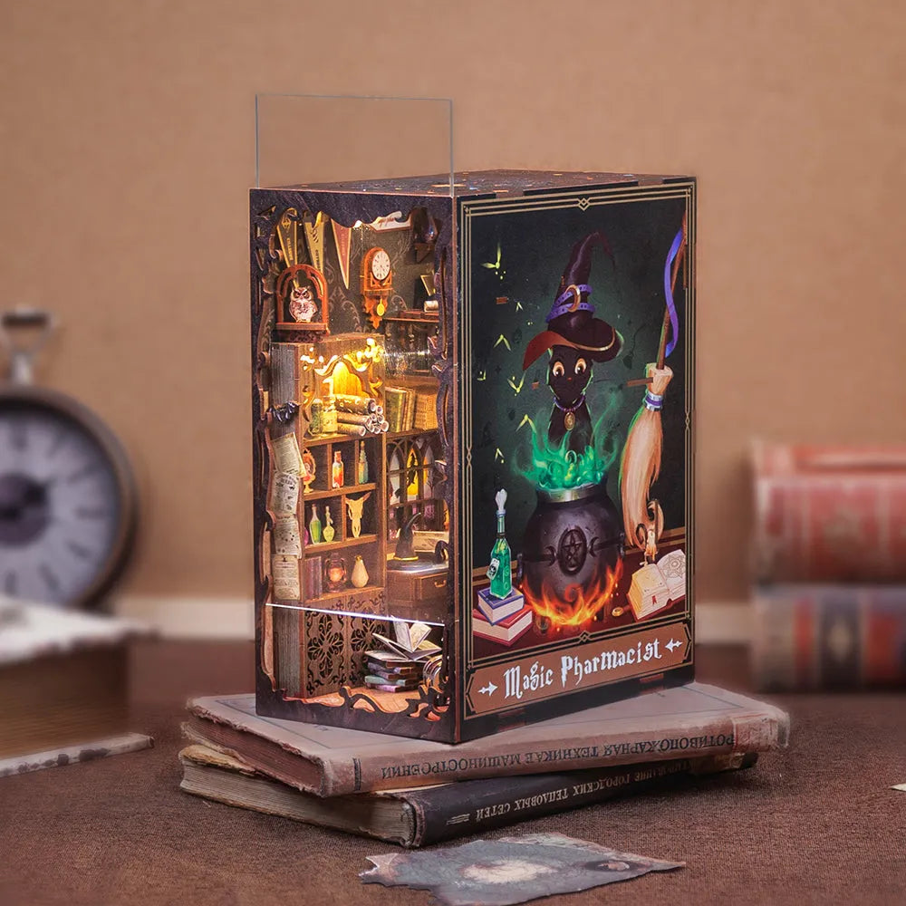 Book Nook - Magic Pharmacist, un kit créatif pour construire un diorama miniature. Parfait pour décorer une bibliothèque ou comme cadeau original pour un amoureux des livres. Par Nookette.