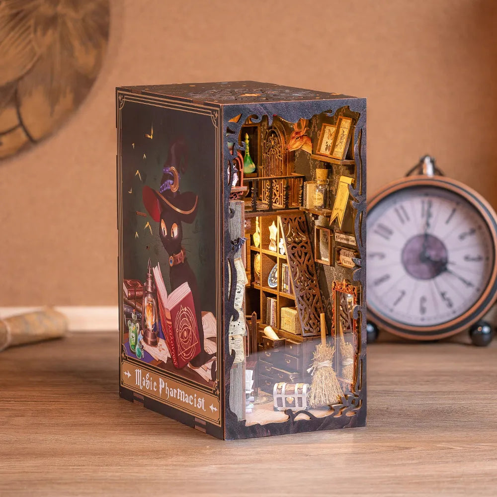Book Nook - Magic Pharmacist, un kit créatif pour construire un diorama miniature. Parfait pour décorer une bibliothèque ou comme cadeau original pour un amoureux des livres. Par Nookette.