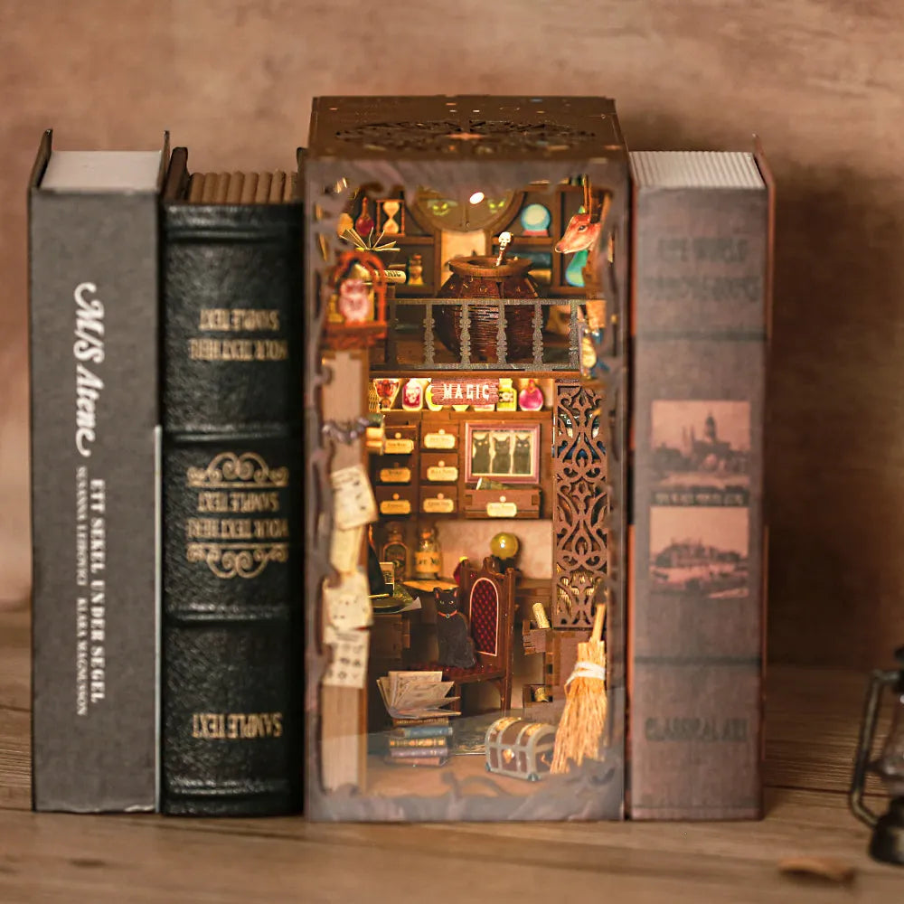 Book Nook - Magic Pharmacist, un kit créatif pour construire un diorama miniature. Parfait pour décorer une bibliothèque ou comme cadeau original pour un amoureux des livres. Par Nookette.