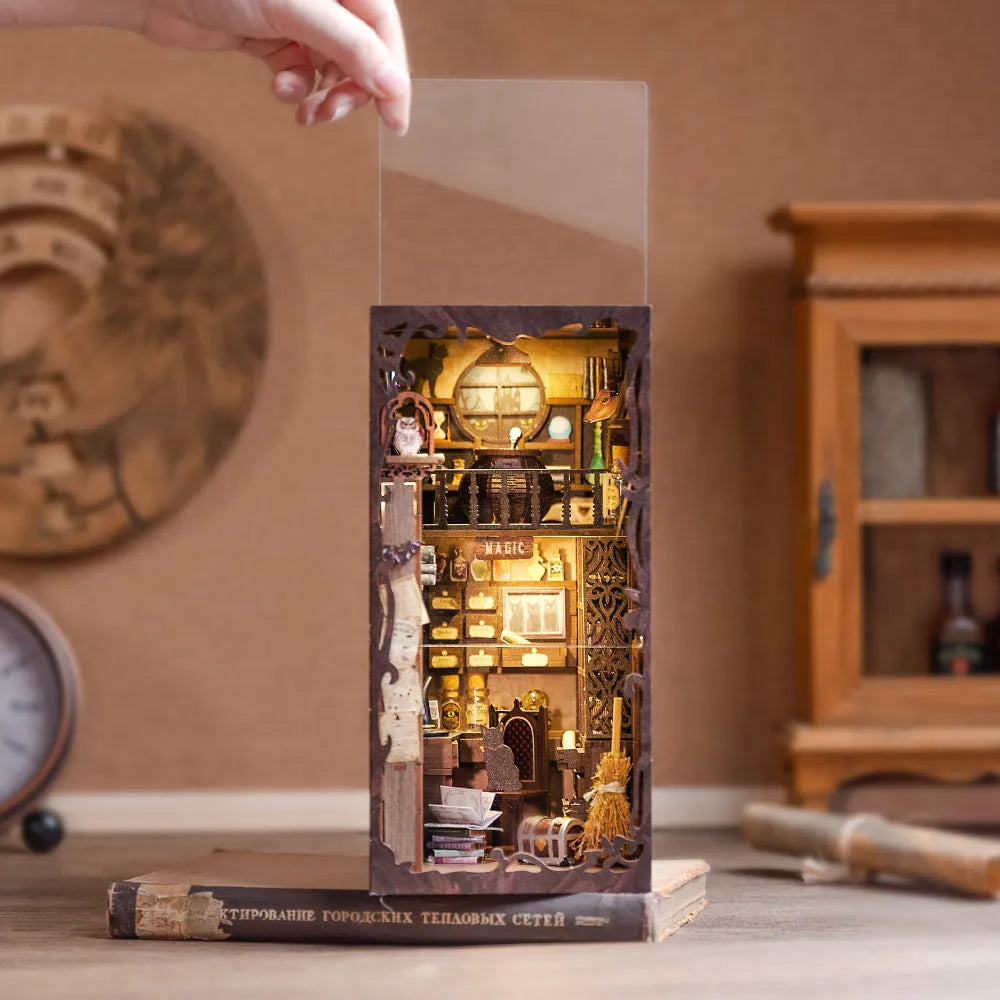 Book Nook - Magic Pharmacist, un kit créatif pour construire un diorama miniature. Parfait pour décorer une bibliothèque ou comme cadeau original pour un amoureux des livres. Par Nookette.