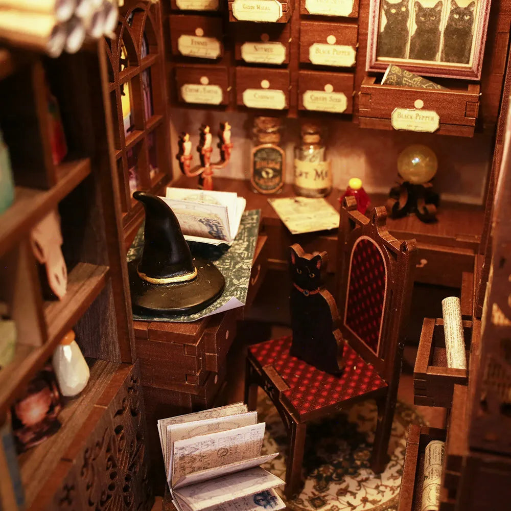 Book Nook - Magic Pharmacist, un kit créatif pour construire un diorama miniature. Parfait pour décorer une bibliothèque ou comme cadeau original pour un amoureux des livres. Par Nookette.