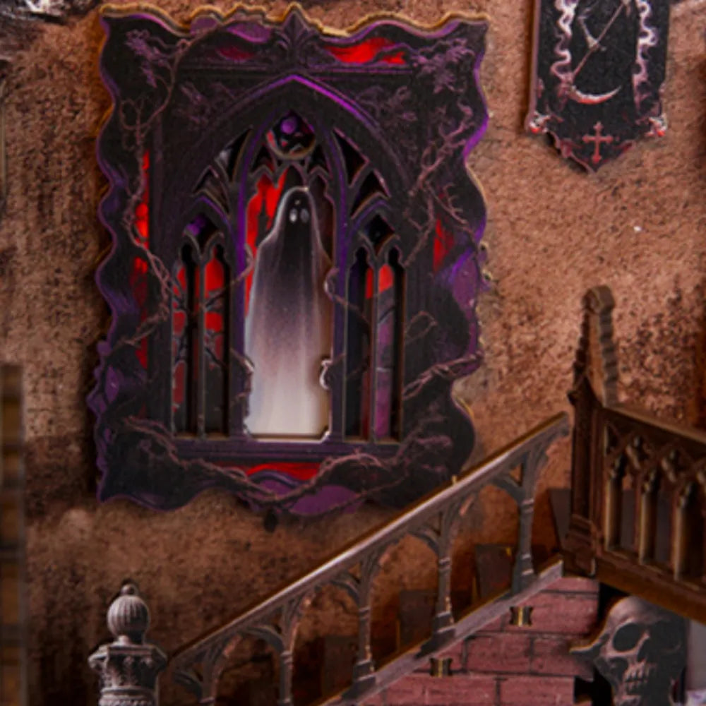 Booknook - Dark Family Pro, un kit créatif pour construire un diorama miniature. Parfait pour décorer une bibliothèque ou comme cadeau original pour un amoureux des livres. Par Nookette.