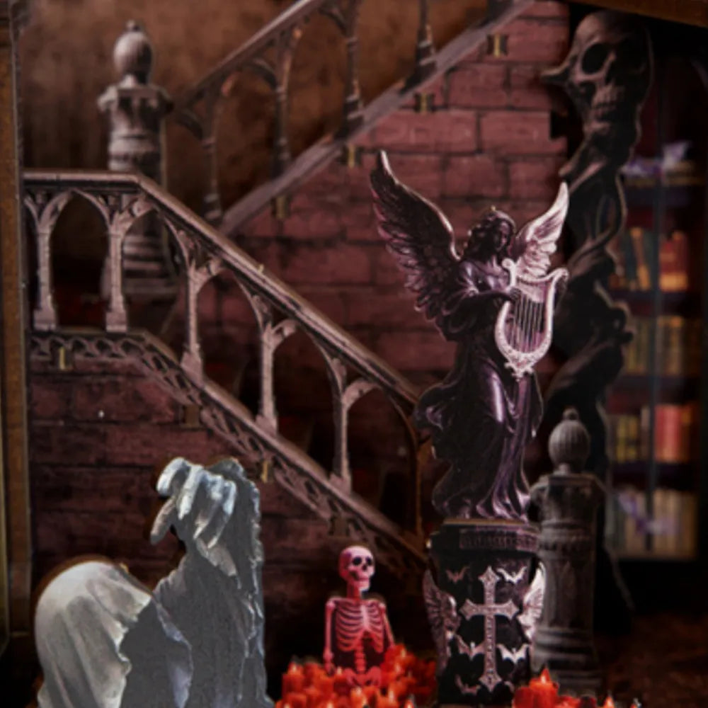 Booknook - Dark Family Pro, un kit créatif pour construire un diorama miniature. Parfait pour décorer une bibliothèque ou comme cadeau original pour un amoureux des livres. Par Nookette.