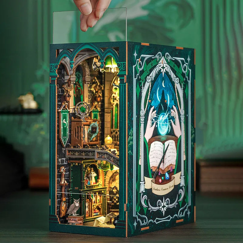 Booknook | Darkness Common Room, un kit créatif pour construire un diorama miniature. Parfait pour décorer une bibliothèque ou comme cadeau original pour un amoureux des livres. Par Nookette.