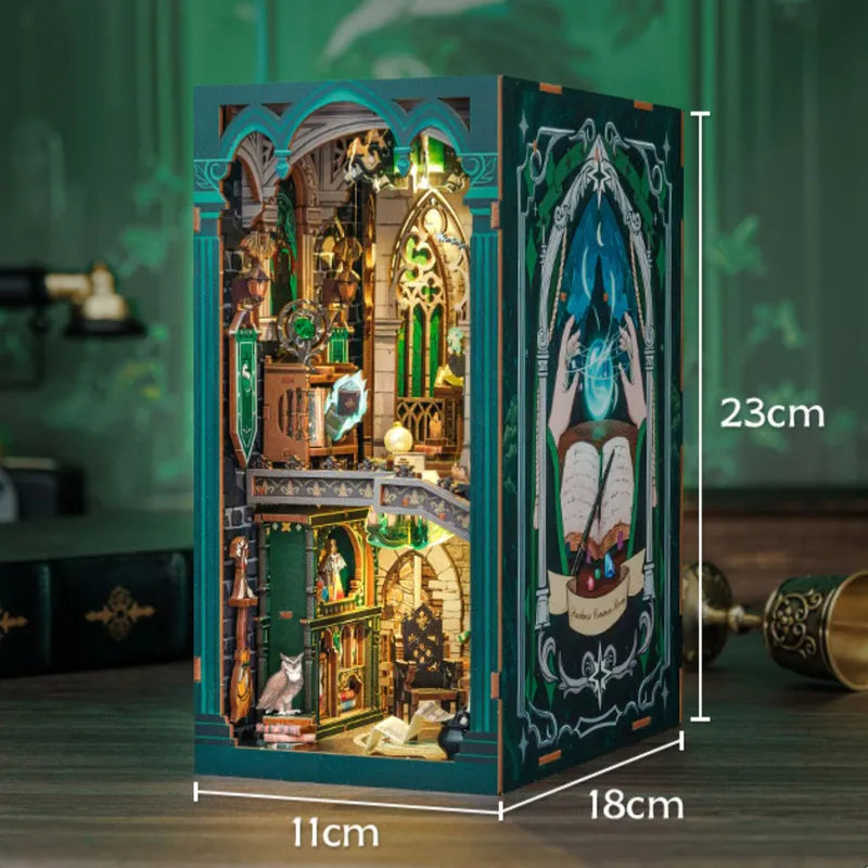 Booknook | Darkness Common Room, un kit créatif pour construire un diorama miniature. Parfait pour décorer une bibliothèque ou comme cadeau original pour un amoureux des livres. Par Nookette.