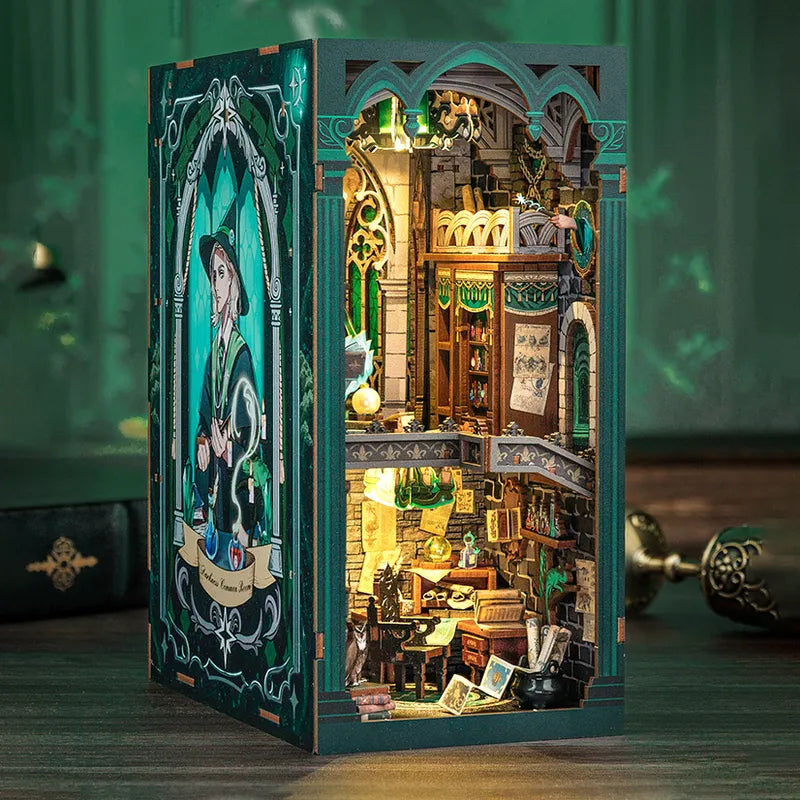 Booknook | Darkness Common Room, un kit créatif pour construire un diorama miniature. Parfait pour décorer une bibliothèque ou comme cadeau original pour un amoureux des livres. Par Nookette.