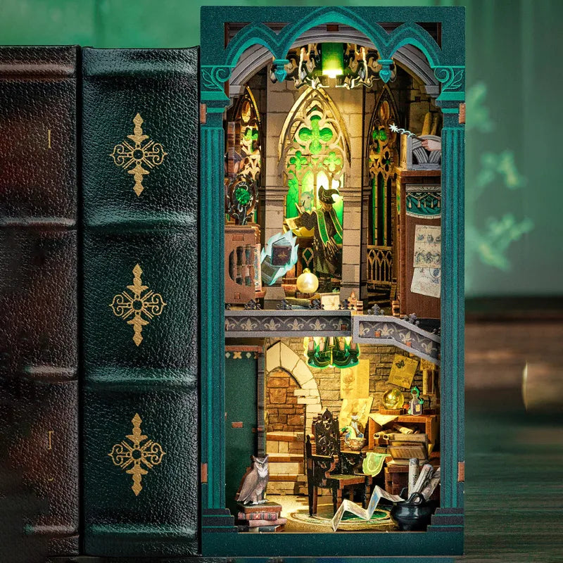 Booknook | Darkness Common Room, un kit créatif pour construire un diorama miniature. Parfait pour décorer une bibliothèque ou comme cadeau original pour un amoureux des livres. Par Nookette.