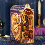 Book Nook - Magical Library, un kit créatif pour construire un diorama miniature. Parfait pour décorer une bibliothèque ou comme cadeau original pour un amoureux des livres. Par Nookette.