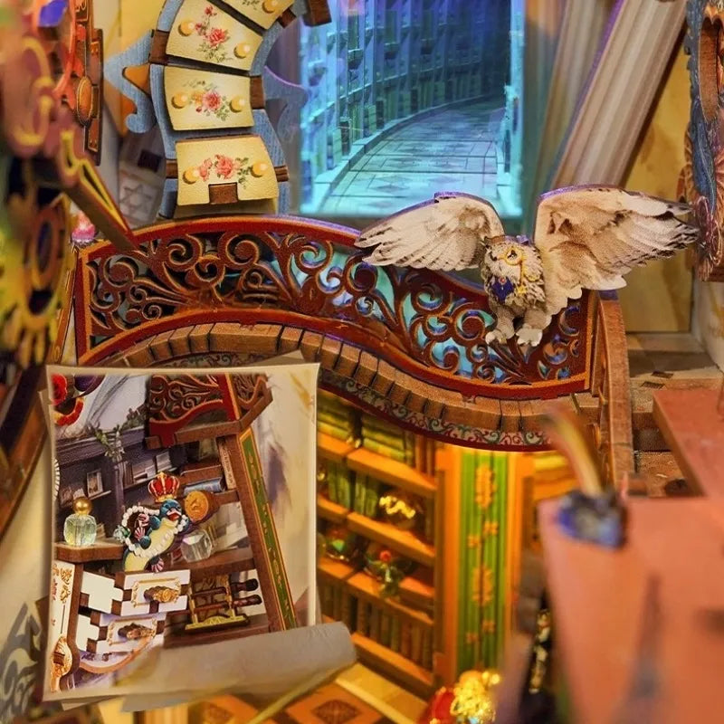 Book Nook - Magical Library, un kit créatif pour construire un diorama miniature. Parfait pour décorer une bibliothèque ou comme cadeau original pour un amoureux des livres. Par Nookette.