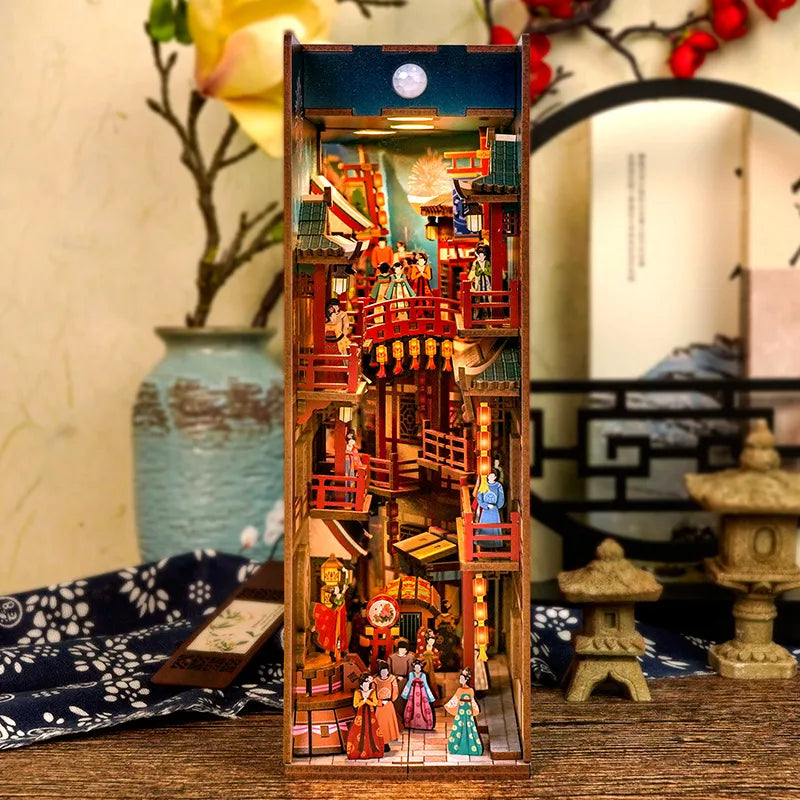 Booknook - Tang Palace Night Banquet, un kit créatif pour construire un diorama miniature. Parfait pour décorer une bibliothèque ou comme cadeau original pour un amoureux des livres. Par Nookette.