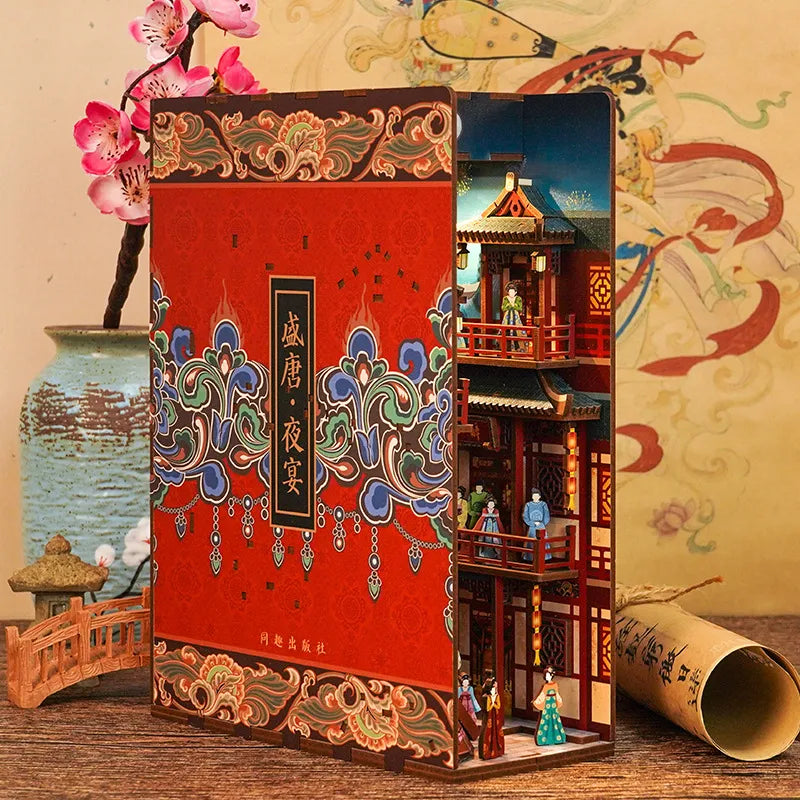 Booknook - Tang Palace Night Banquet, un kit créatif pour construire un diorama miniature. Parfait pour décorer une bibliothèque ou comme cadeau original pour un amoureux des livres. Par Nookette.