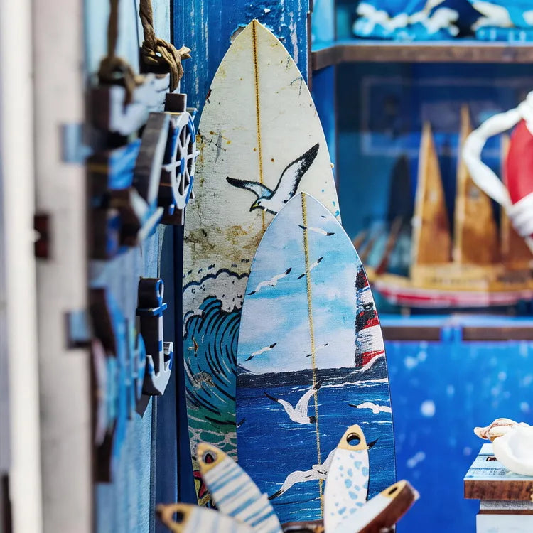Planches de surf peintes et ancre marine