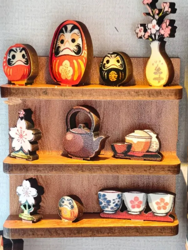 Figurines Daruma et étagère en bois