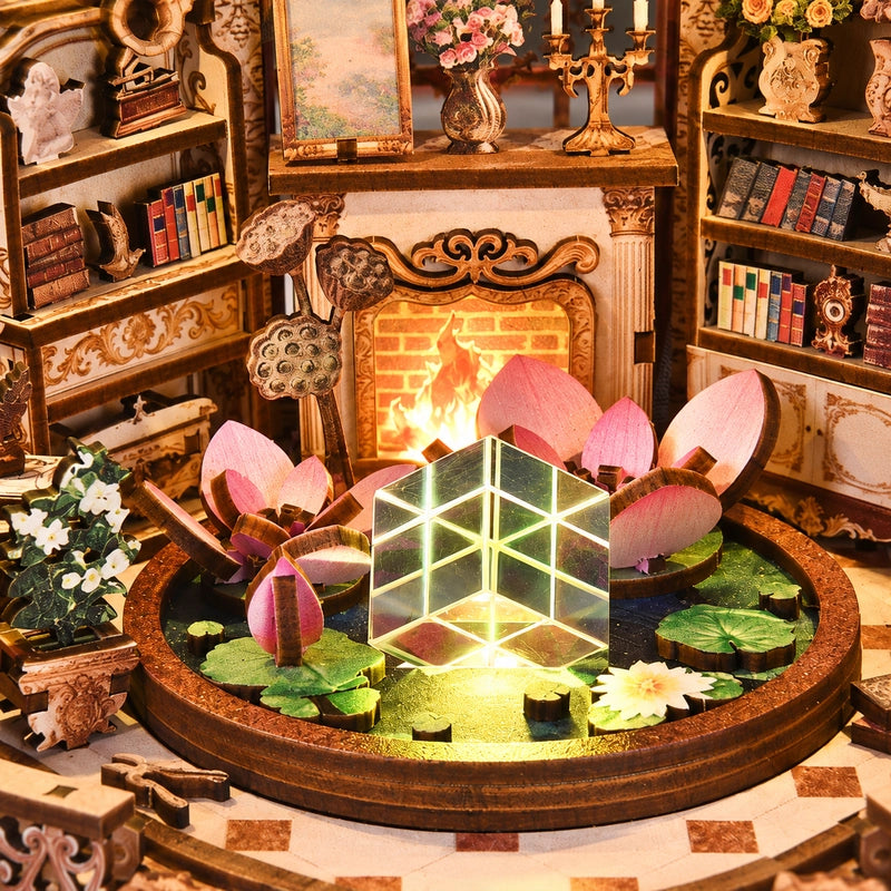 Au centre du pavillon, lotus roses et feuilles rondes entourent un décor géométrique lumineux. Le bassin miniature donne à la scène son point de convergence.